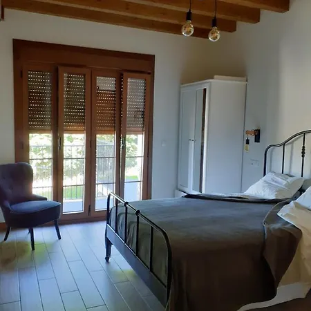 Y Casa La Paredana, منزل ريفي