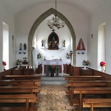 Y Casa La Paredana, منزل ريفي