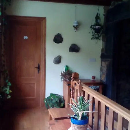 Y Casa La Paredana, منزل ريفي