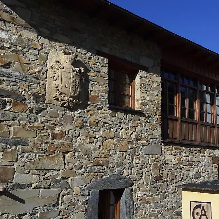 Y Casa La Paredana,